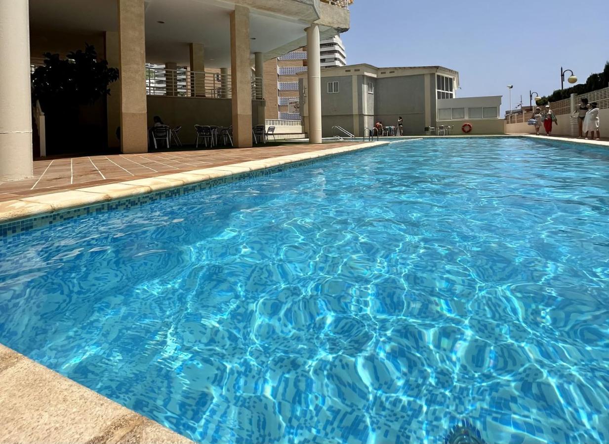 Primera Linea Con Piscina En 卡尔佩 外观 照片